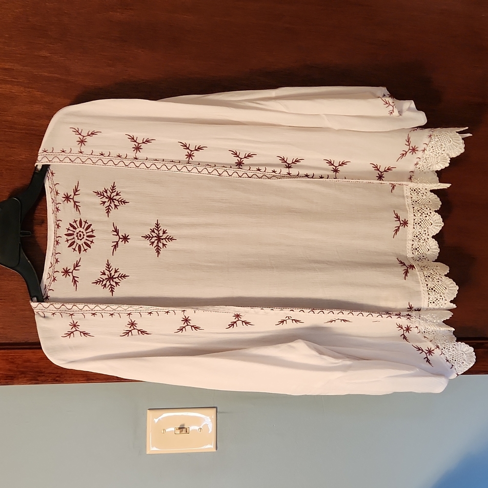 Boho look lightweight cardigan with lace trim and embroidery